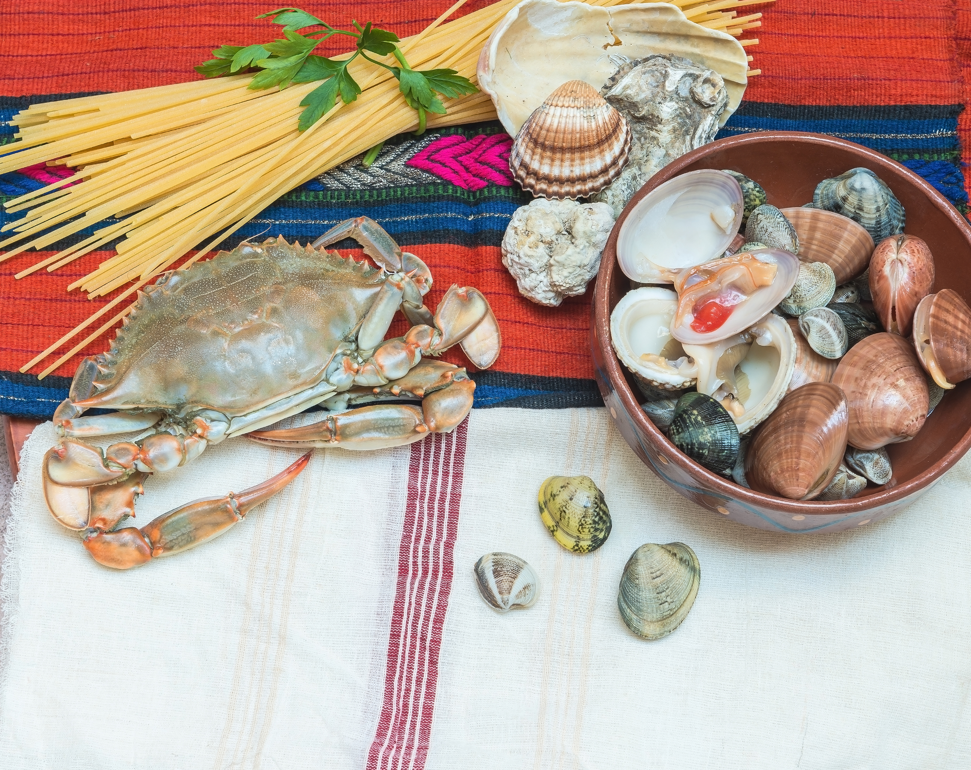 Cangrejo con almejas, odo crudo sobre la mesa. Alimentos ricos en Zinc