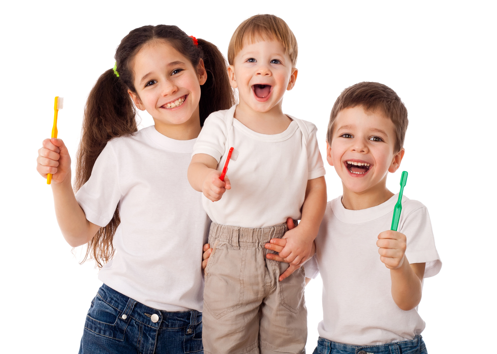 Niños con cepillos dentales Niños con cepillos dentales