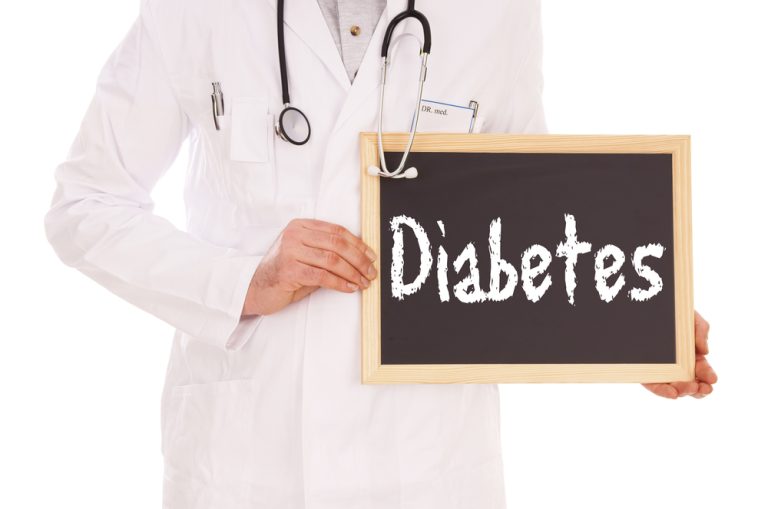 Medico con cartel de diabetes