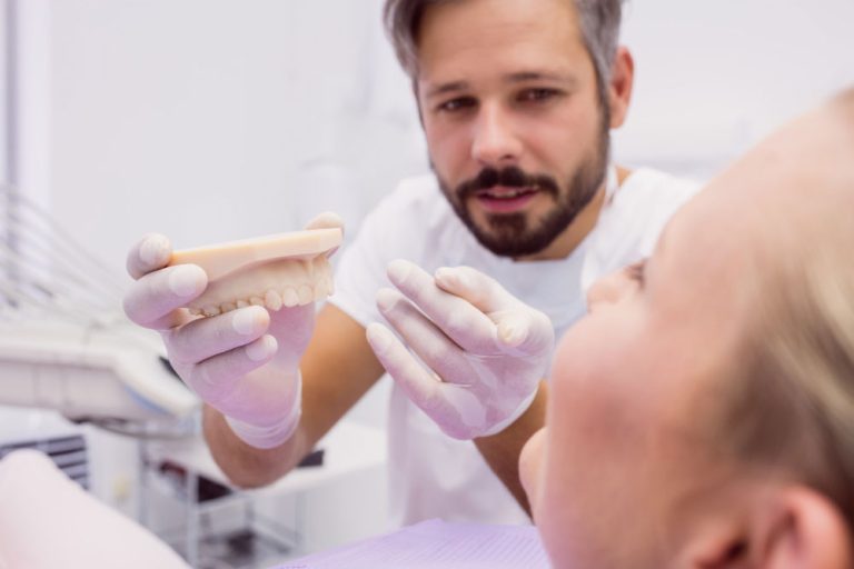 Precio de ponerse implantes dentales en España
