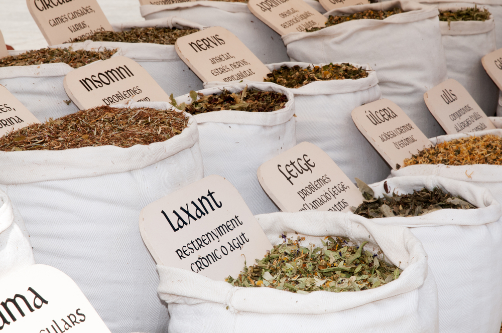 Sacos en mercadillo con hierbas medicinales