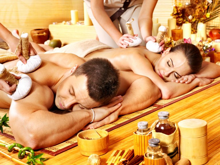 Pareja en un spa con masaje